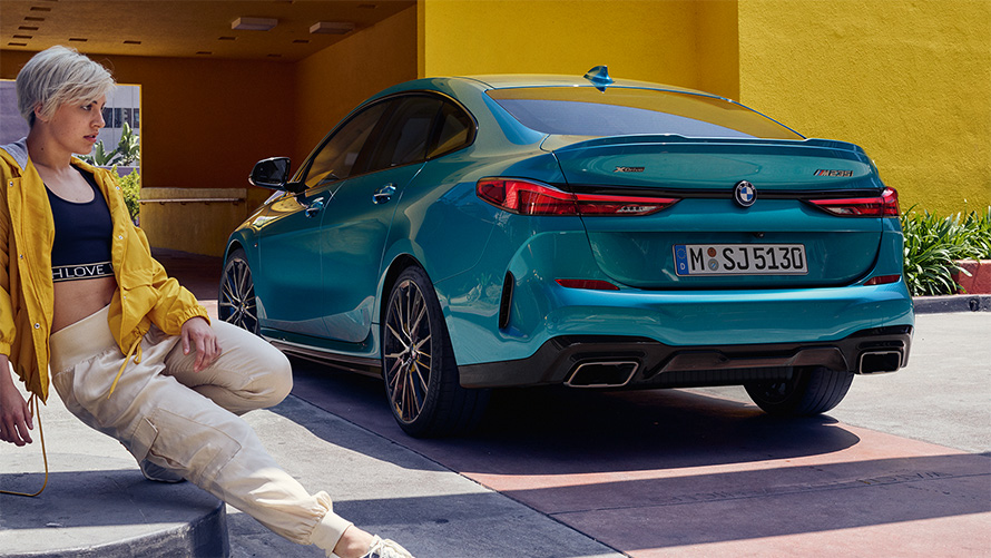 Snažan zadnji deo vozila BMW Serija 2 Gran Coupé F44 Snapper Rocks plave metalik boje, tročetvrtinski bočni prikaz