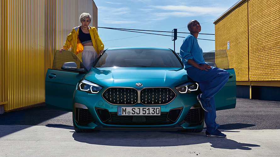 BMW Serija 2 Gran Coupé F44, prednji prikaz BMW Serija 2 Gran Coupé F44 Snapper Rocks plave boje, prednji prikaz s otvorenim vratima i ljudima pored vozila