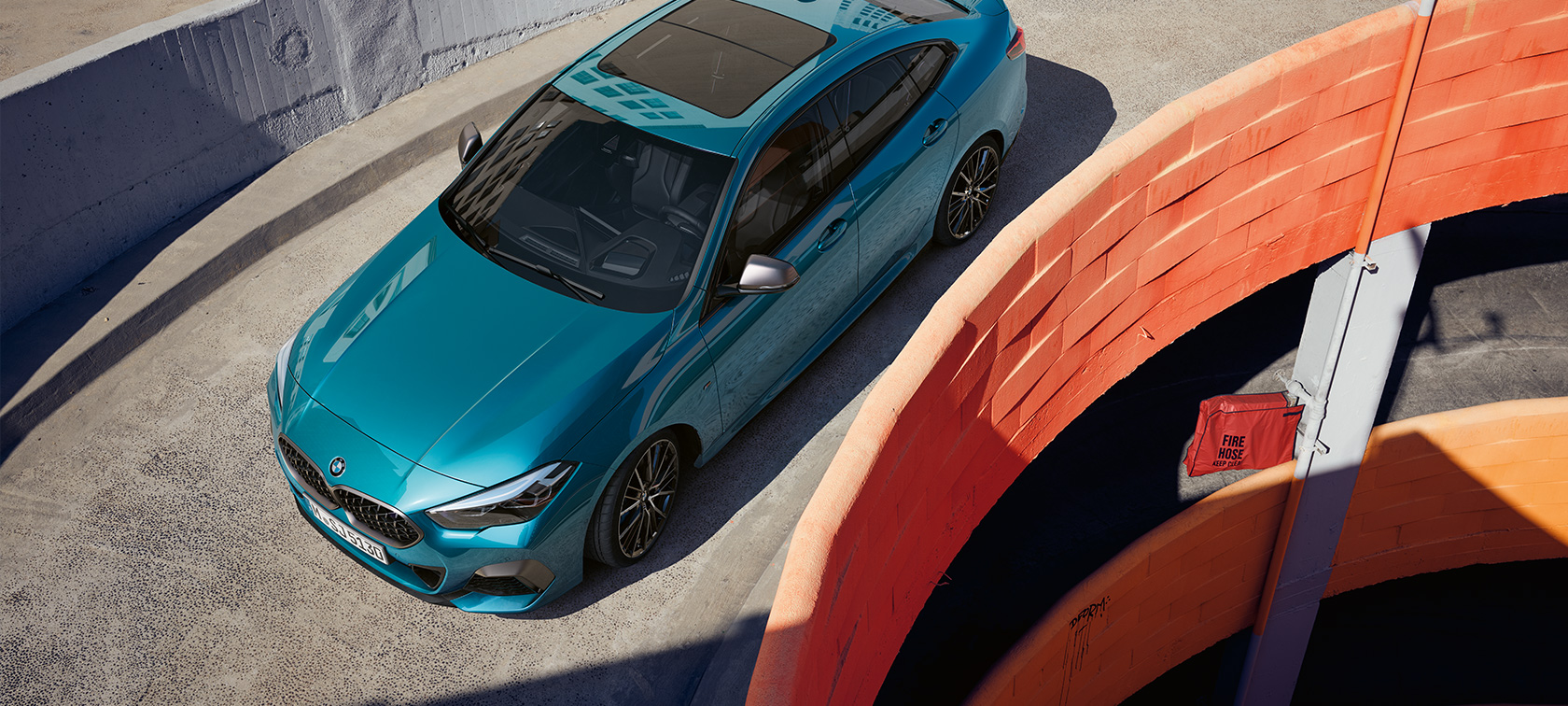BMW Serija 2 Gran Coupé F44, tročetvrtinski prednji prikaz odozgo BMW Serija 2 Gran Coupé F44 Snapper Rocks plave metalik boje, tročetvrtinski prednji prikaz krova odozgo