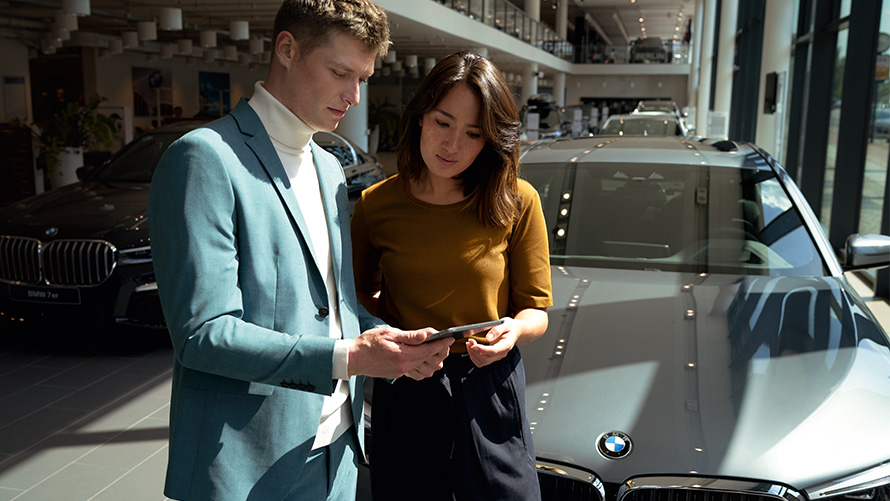 Zaposleni u BMW-u savetuje kupca Zaposleni u BMW-u savetuje kupca