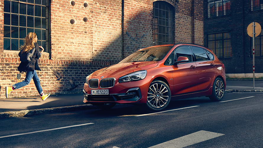 BMW serija 2 Active Tourer F45 pogled sa strane u vožnji po gradskim ulicama BMW serija 2 BMW Active Tourer serija 2 F45 pogled sa strane u vožnji po gradskim ulicama