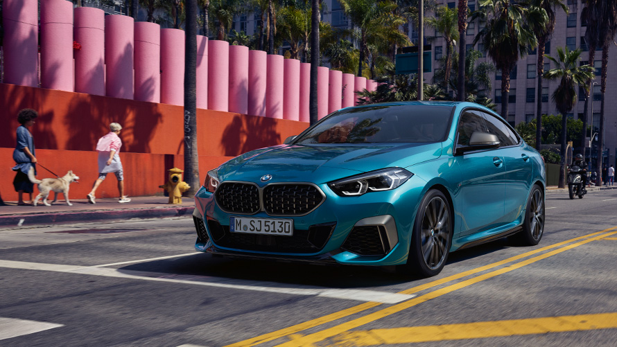 BMW serije 2 Gran Coupe F44 pogled spreda u vožnji po gradskim ulicama BMW serije 2 BMW serije 2 Gran kupe F44 pogled spreda u vožnji po gradskim ulicama