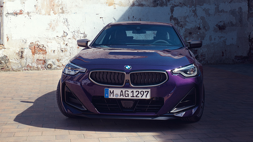 BMW kupe serija 2 G42 pogled spreda u mestu BMW Serija 2 BMW kupe serija 2 G42 pogled spreda u mestu