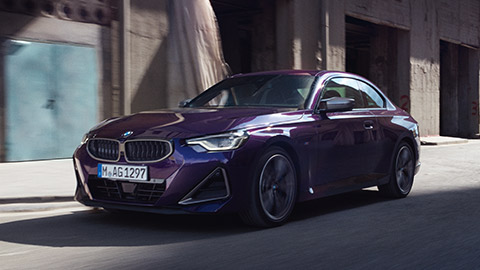 BMW kupe serija 2 G42 pogled spreda u vožnji gradskim ulicama BMW Serija 2 BMW kupe serija 2 G42 pogled spreda u vožnji gradskim ulicama