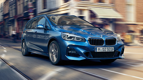 BMW Gran Tourer serija 2 F46 pogled spreda u vožnji gradskim ulicama BMW Serija 2 BMW Gran Tourer serija 2 F46 pogled spreda u vožnji gradskim ulicama