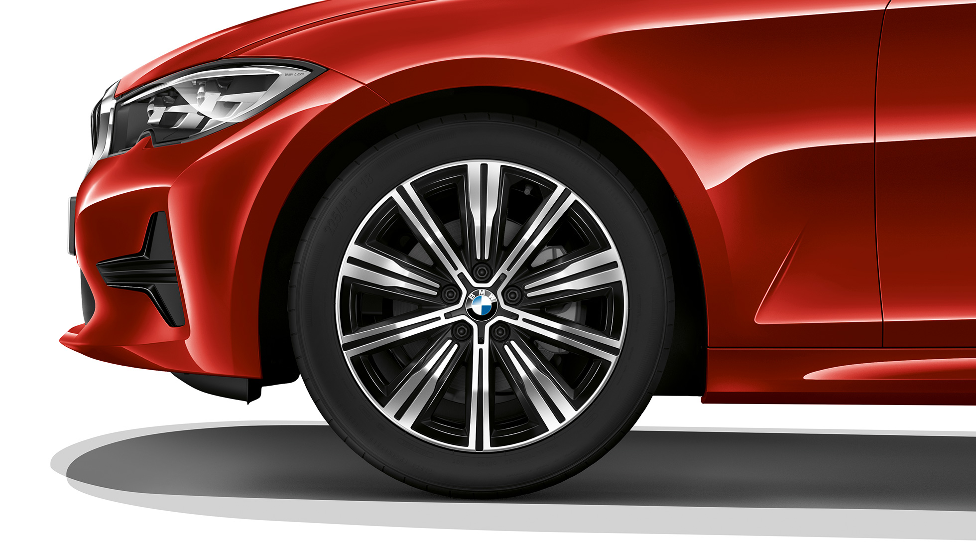 BMW Serije 3 Sedan, Model Advantage aluminijumski točak. Pogled izbliza na aluminijumski točak modela BMW Serije 3 Sedan sa elementima modela Advantage.