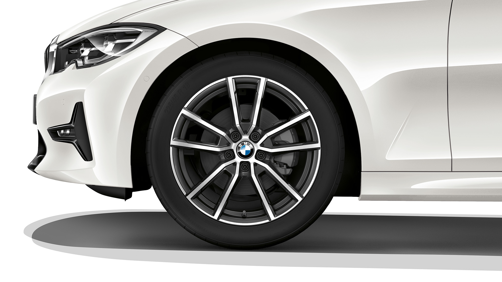 BMW Serije 3 Sedan, Model Sport Line aluminijumski točak. Pogled izbliza na aluminijumski točak modela BMW Serije 3 Sedan sa opremom Modela Sport Line.