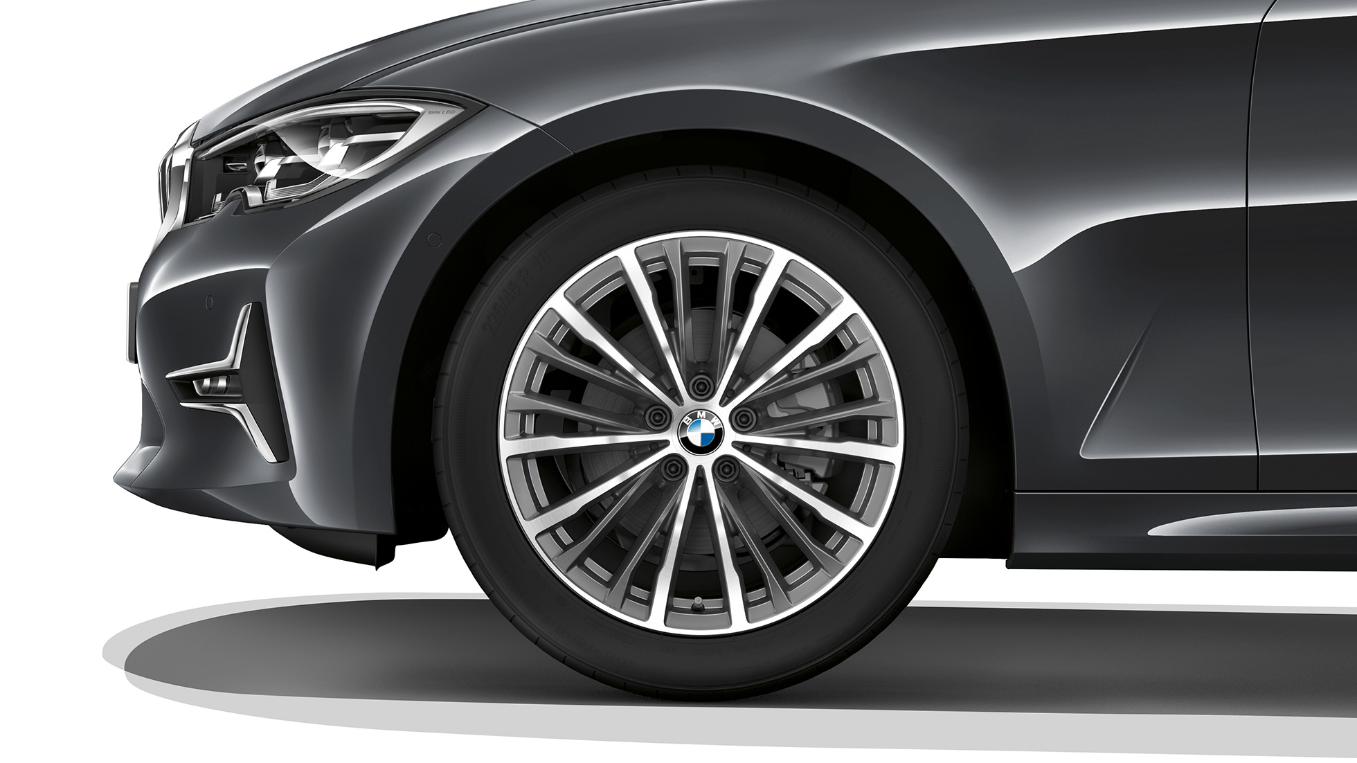 BMW Serije 3 Sedan, aluminijumski točak modela Luxury Linel Pogled izbliza na aluminijumski točak modela BMW Serije 3 Sedan sa opremom Model Luxury Line.