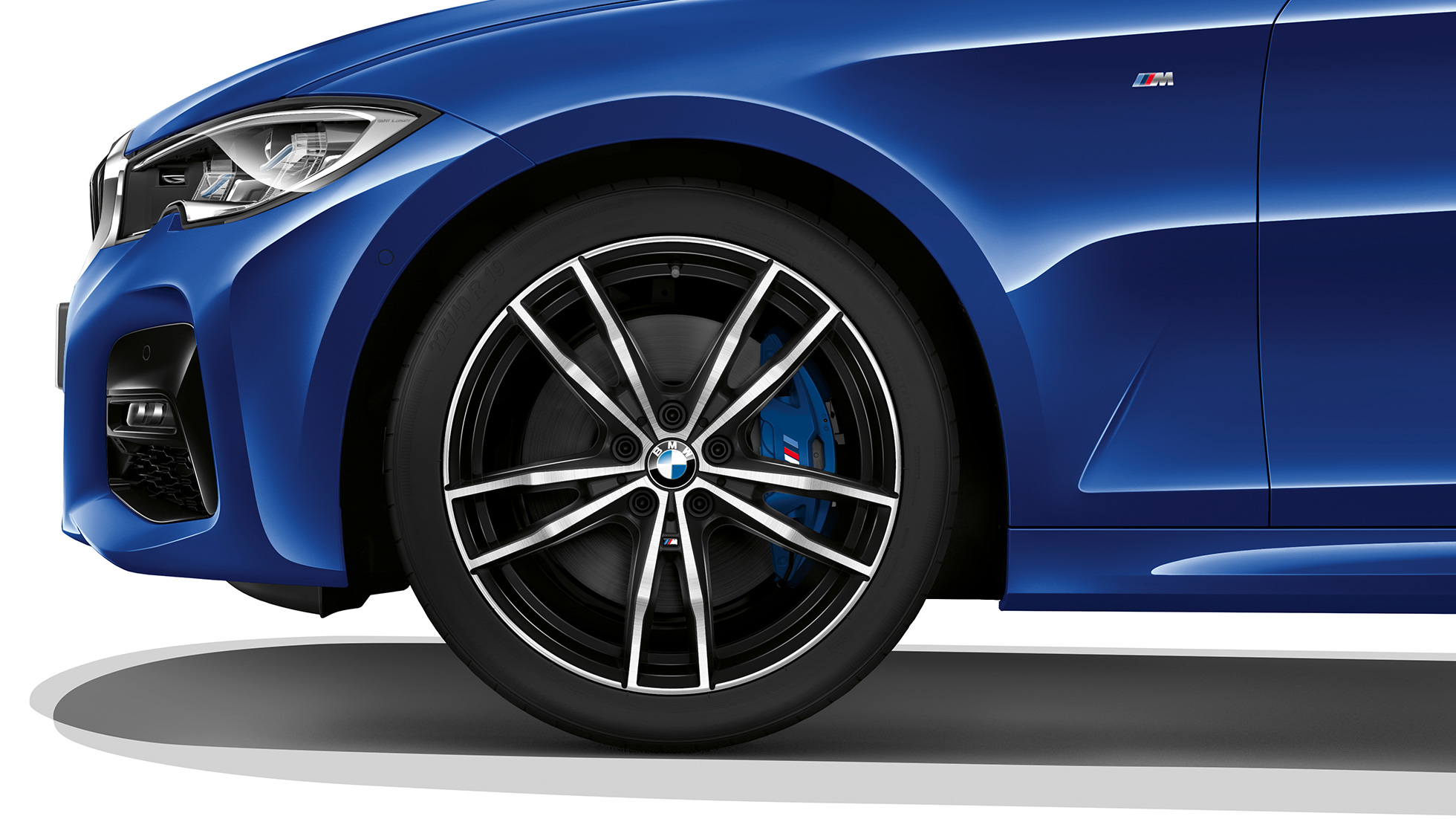 BMW Serije 3 Sedan, aluminijumski točak modela M Sport. Pogled izbliza na aluminijumski točak modela BMW Serije 3 Sedan sa opremom modela M Sport.