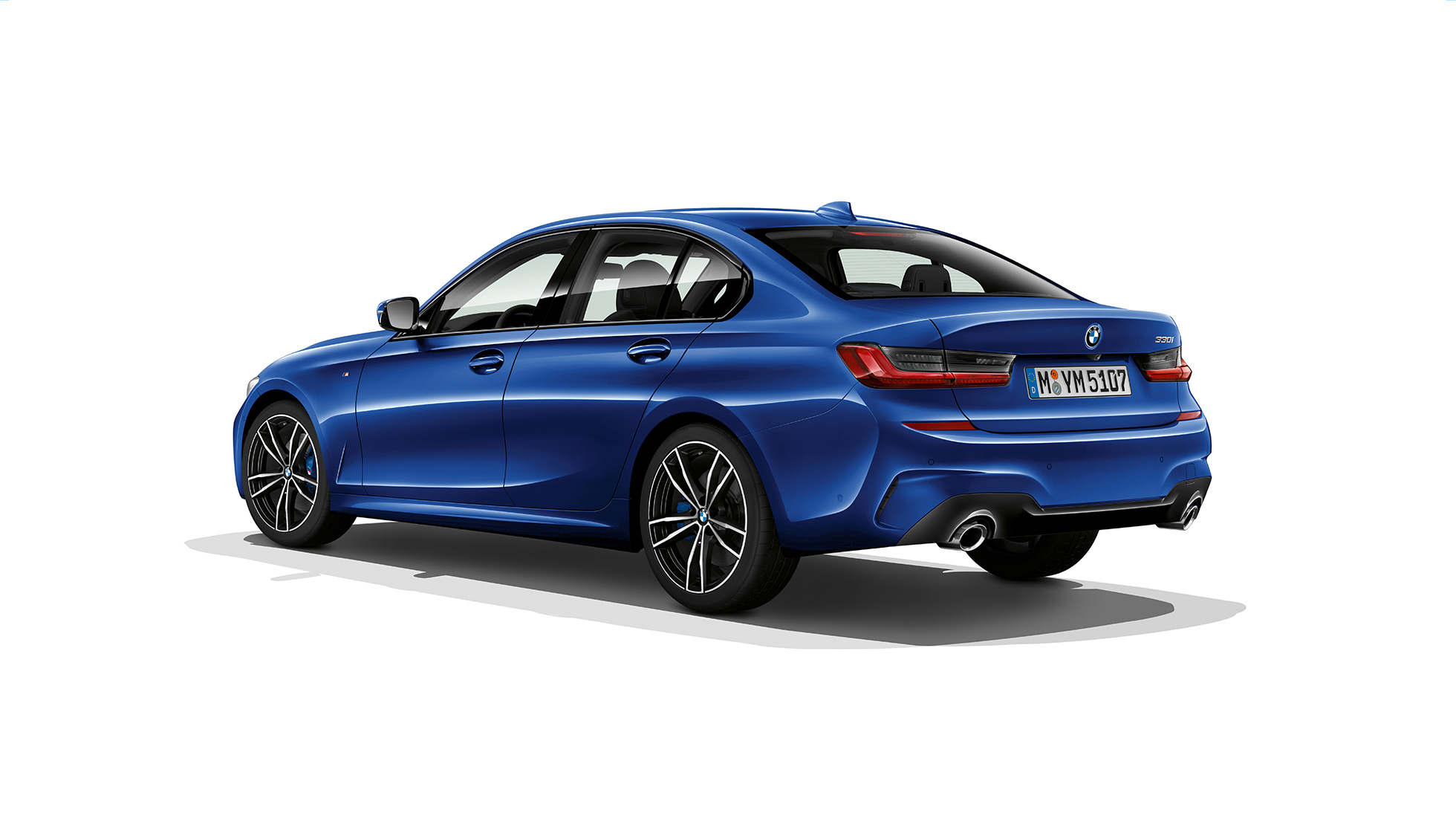 BMW Serije 3 Sedan, pozadina modela M Sport. Tročetvrtinski zadnji snimak modela BMW Serije 3 Sedan sa elementima modela M Sport.