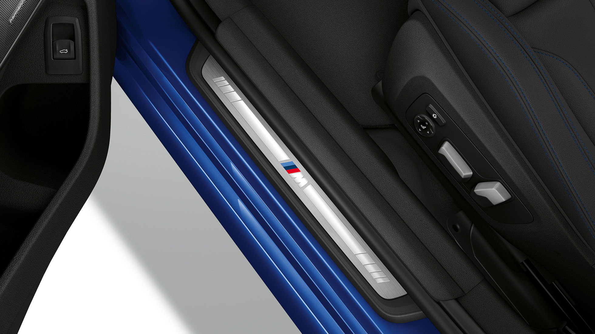 BMW Serije 3 Sedan, ulazni prag modela M Sport. Pogled odozgo na prag vrata modela BMW Serije 3 Sedan sa elementima modela M Sport.