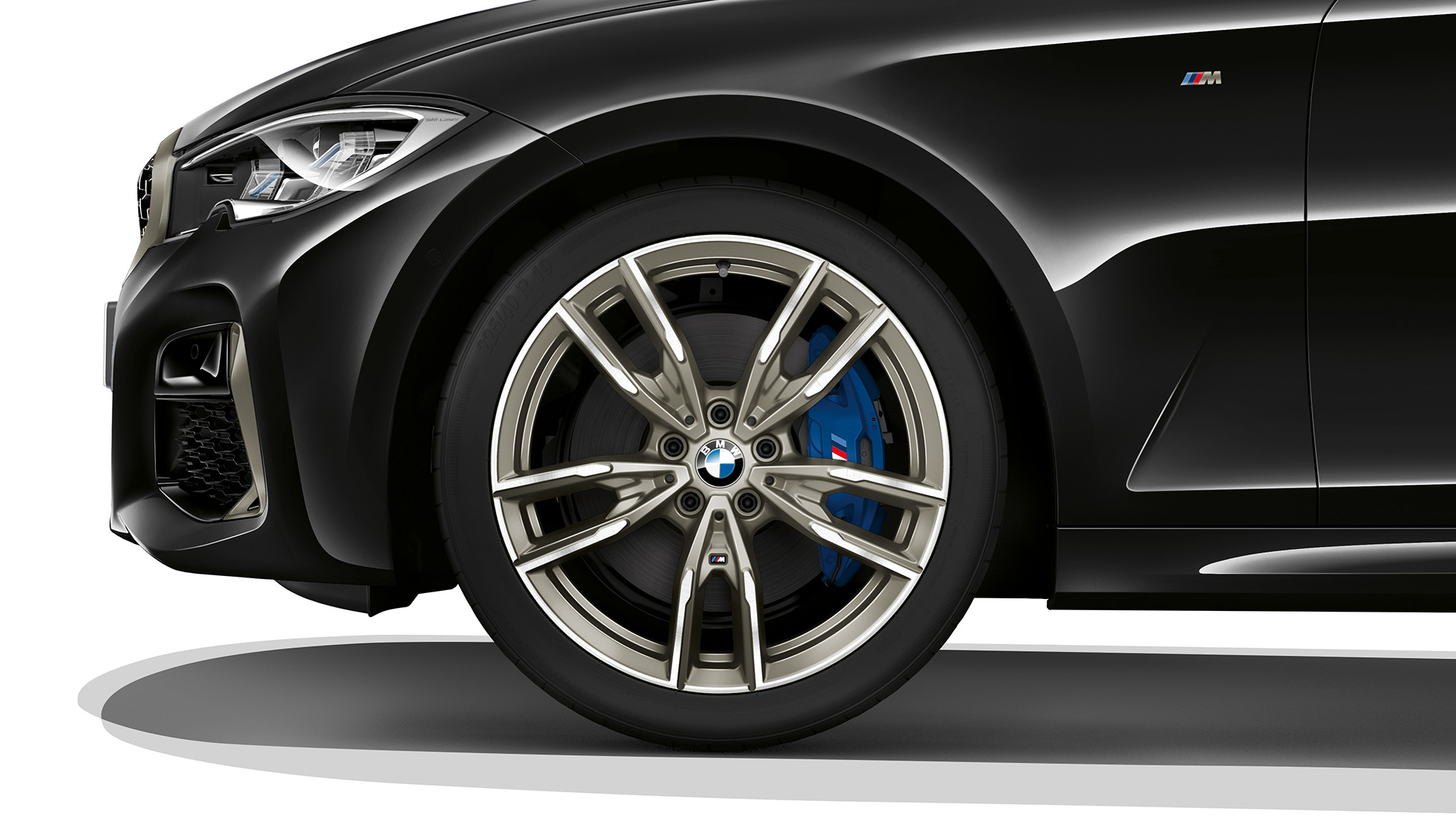 BMW Serije 3 Sedan, aluminijumski točak M340i xDrive. Pogled izbliza na aluminijumski točak modela BMW Serije 3 M340i xDrive Sedan.