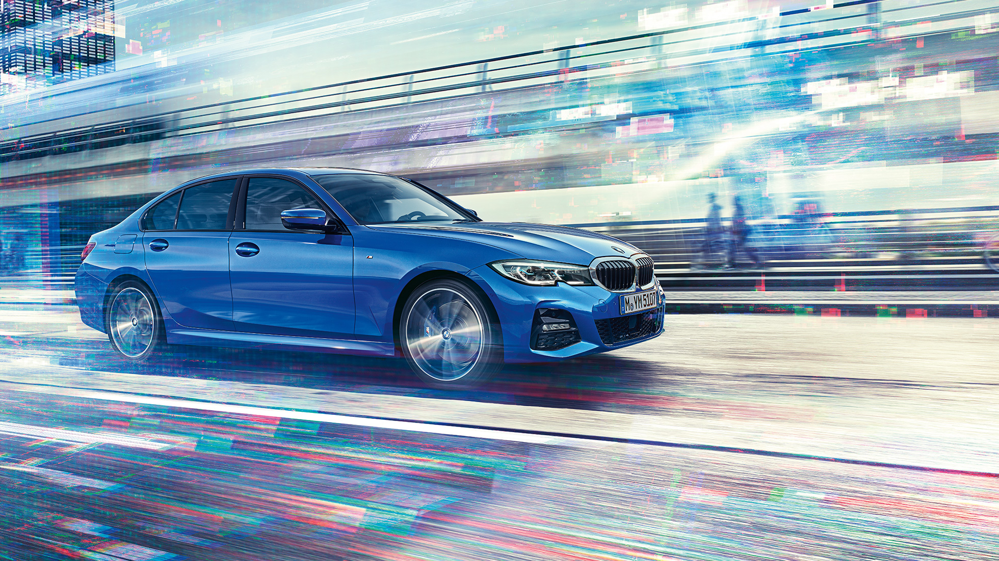 BMW Serije 3 Sedan, u vožnji sa strane. Snimak modela BMW Serije 3 u vožnji sa strane po danu u urbanom okruženju.