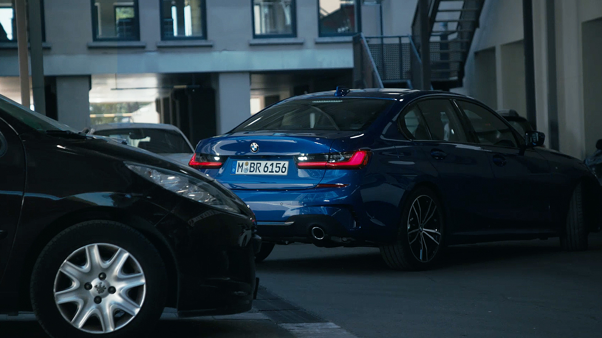 BMW Serije 3 Sedan, M Performance delovi. Četvrtinski prednji pogled na BMW Serije 3 Sedan sa M Performance delovima.