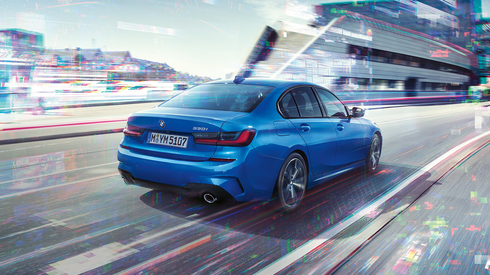 BMW Serije 3 Sedan, snimak sa strane. Tročetvrtinski snimak otpozadi modela BMW Serije 3 Sedan po danu ispred urbanog okruženja.