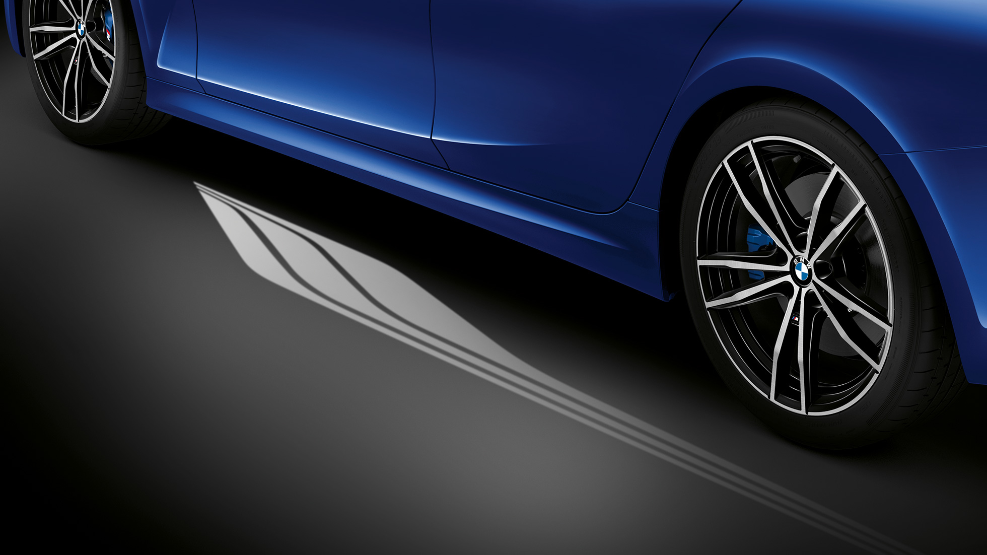 BMW Serije 3 Sedan, Svetlosni tepih dobrodošlice. Detaljni pogled sa strane na otvorena vrata vozača sa Svetlosnim tepihom dobrodošlice.
