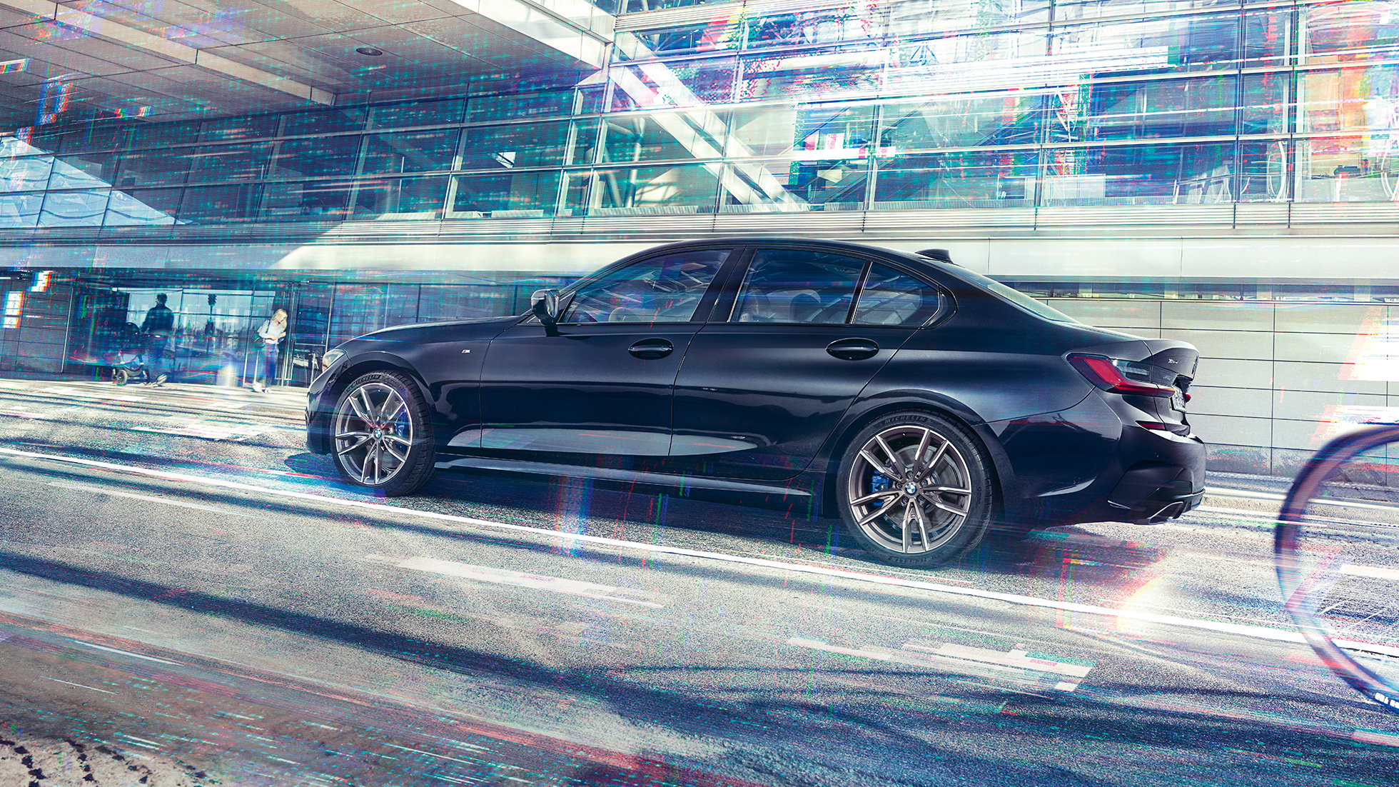BMW Serije 3 Sedan, BMW M340i xDrive. Bočni pogled na BMW M340i xDrive ispred urbane zgrade.