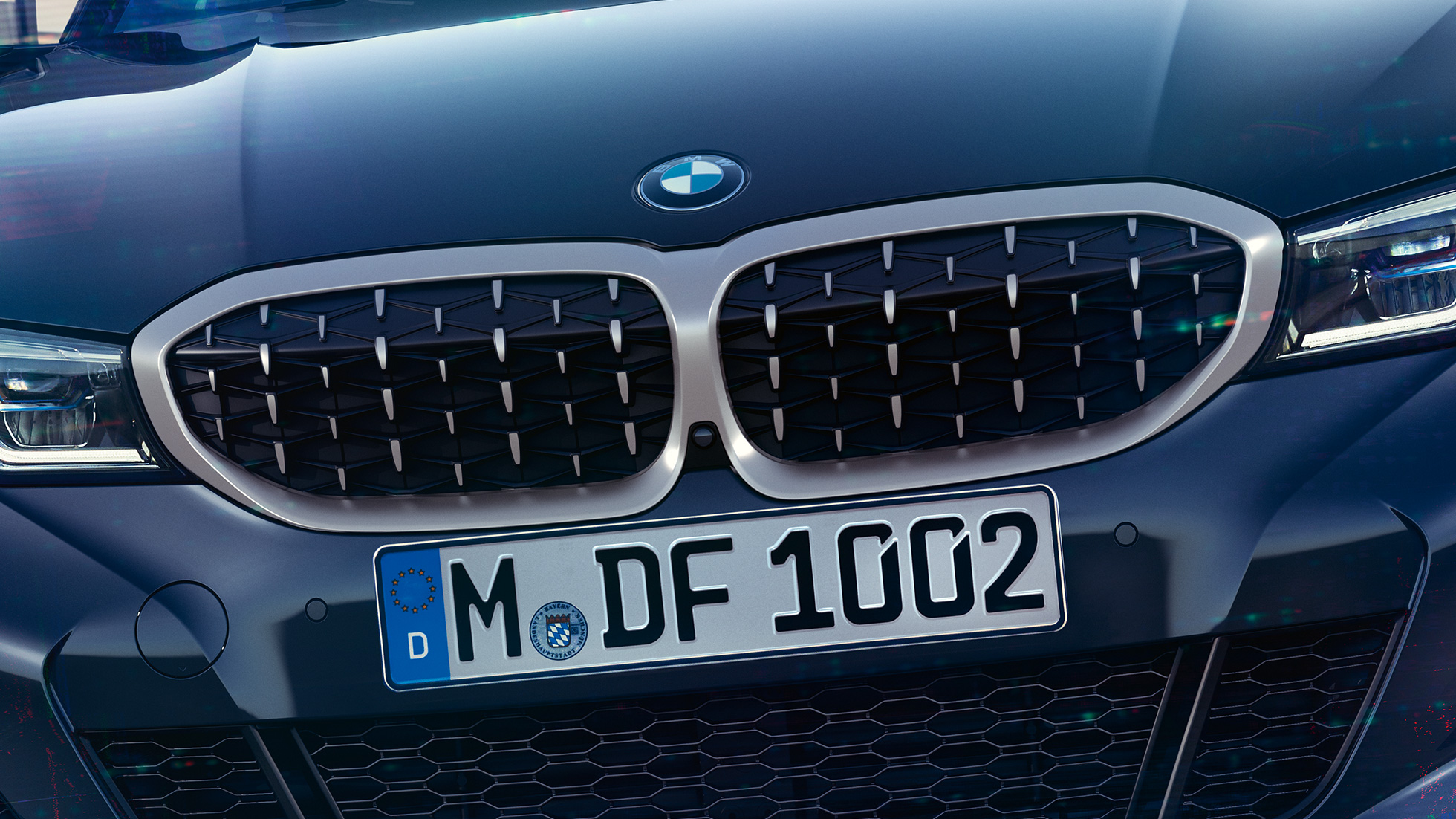 BMW Serije 3 Sedan, BMW dvostruka prednja rešetka. Prednji snimak izbliza BMW dvostruke prednje rešetke sa mrežastim dizajnom modela BMW Serije 3 Sedan M340i xDrive.