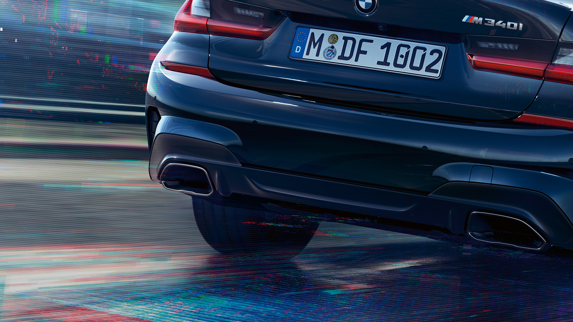BMW Serije 3 Sedan, M izduvne cevi. Snimak izbliza pozadine modela BMW Serije 3 Sedan sa M specifičnim izduvnim cevima u metaliziranoj Cerium sivoj boji.