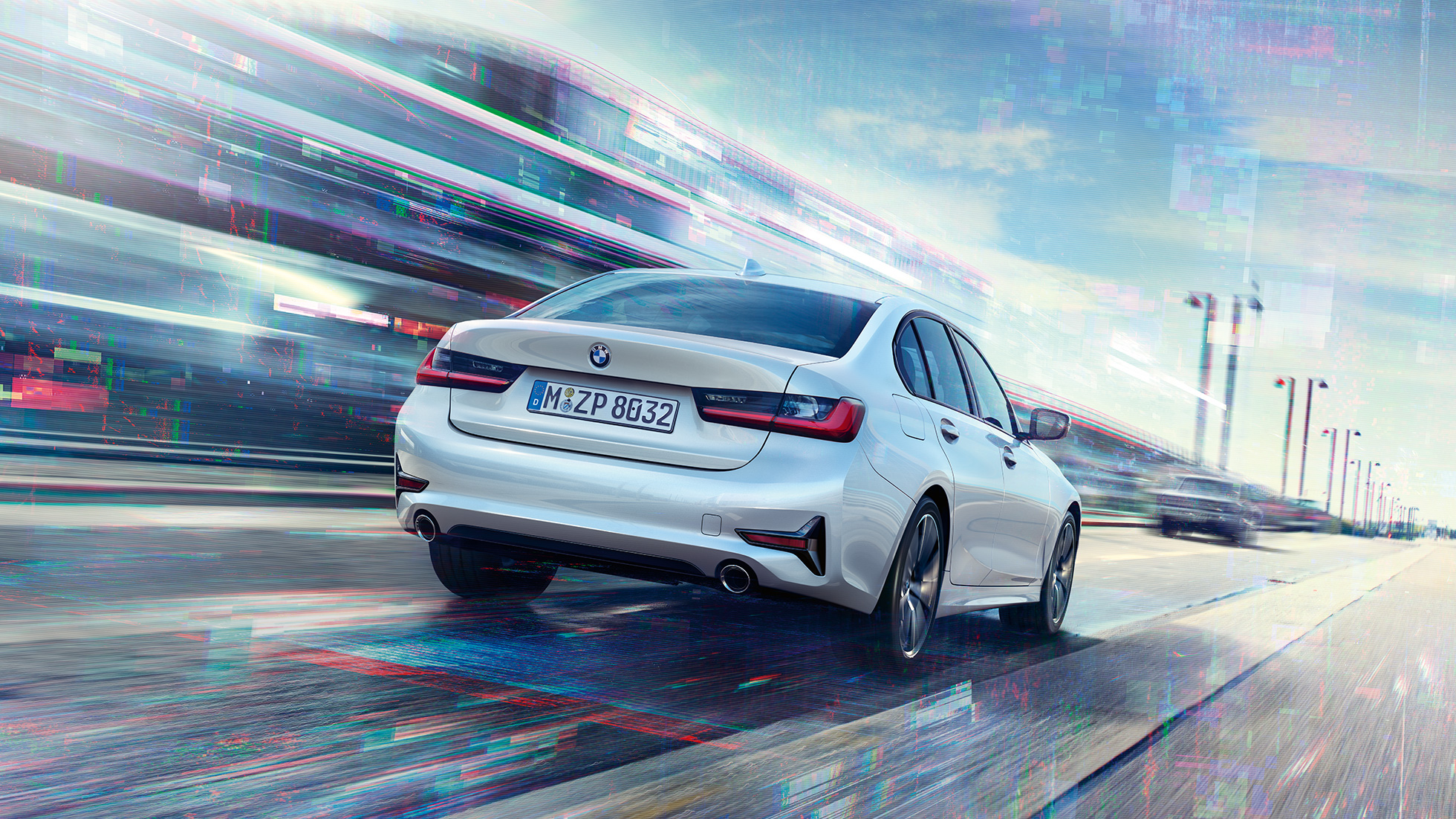 BMW Serije 3 Sedan, 330e pogled unazad. Tročetvrtinski pogled otpozadi na BMW Serije 3 Sedan 330e u vožnji.