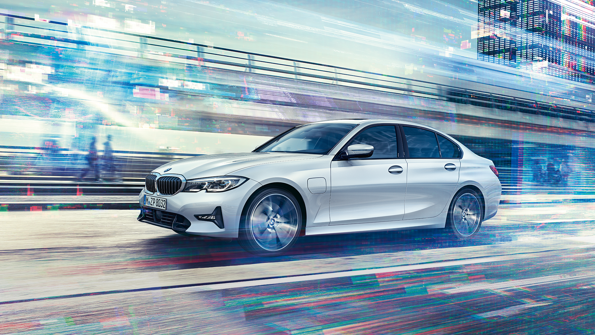 BMW Serije 3 Sedan, bočni pogled na BMW Serije 3 Sedan 330e u vožnji. Bočni pogled na BMW Serije 3 Sedan 330e u vožnji ispred urbane pozadine.