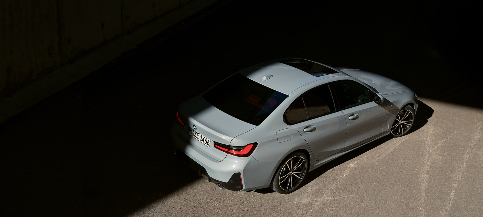 BMW Serije 3 Limuzina LCI G20 Brooklyn sive boje tročetvrtinski zadnji prikaz parkiranog vozila iz ptičije perspektive BMW Serije 3 Limuzina LCI G20 tročetvrtinski zadnji prikaz parkiranog vozila iz ptičije perspektive