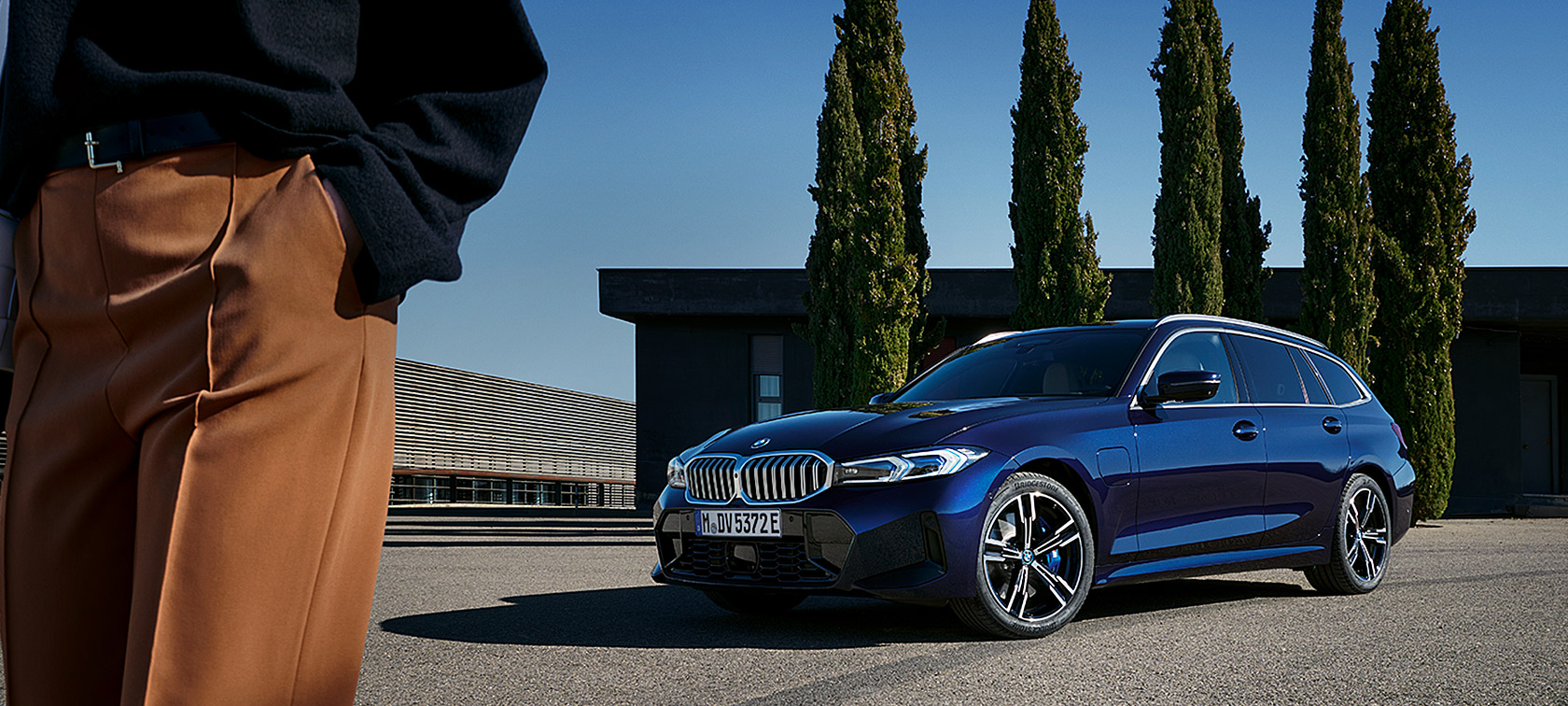 BMW Serija 3 LCI G21 Tansanit plave II boje tročetvrtinski prednji prikaz vozila parkiranog ispred drveća
