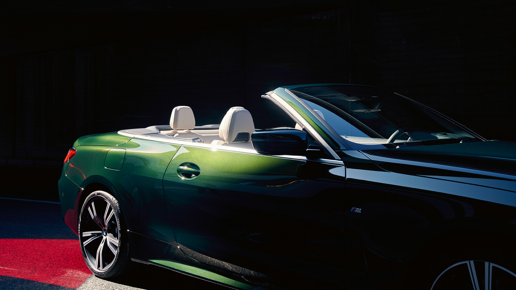 Pogled spreda na BMW kabriolet serije 4 G23 2020 u vožnji BMW kabriolet serija 4 G23 2020 Sanremo Green metalik pogled otpozadi u vožnji