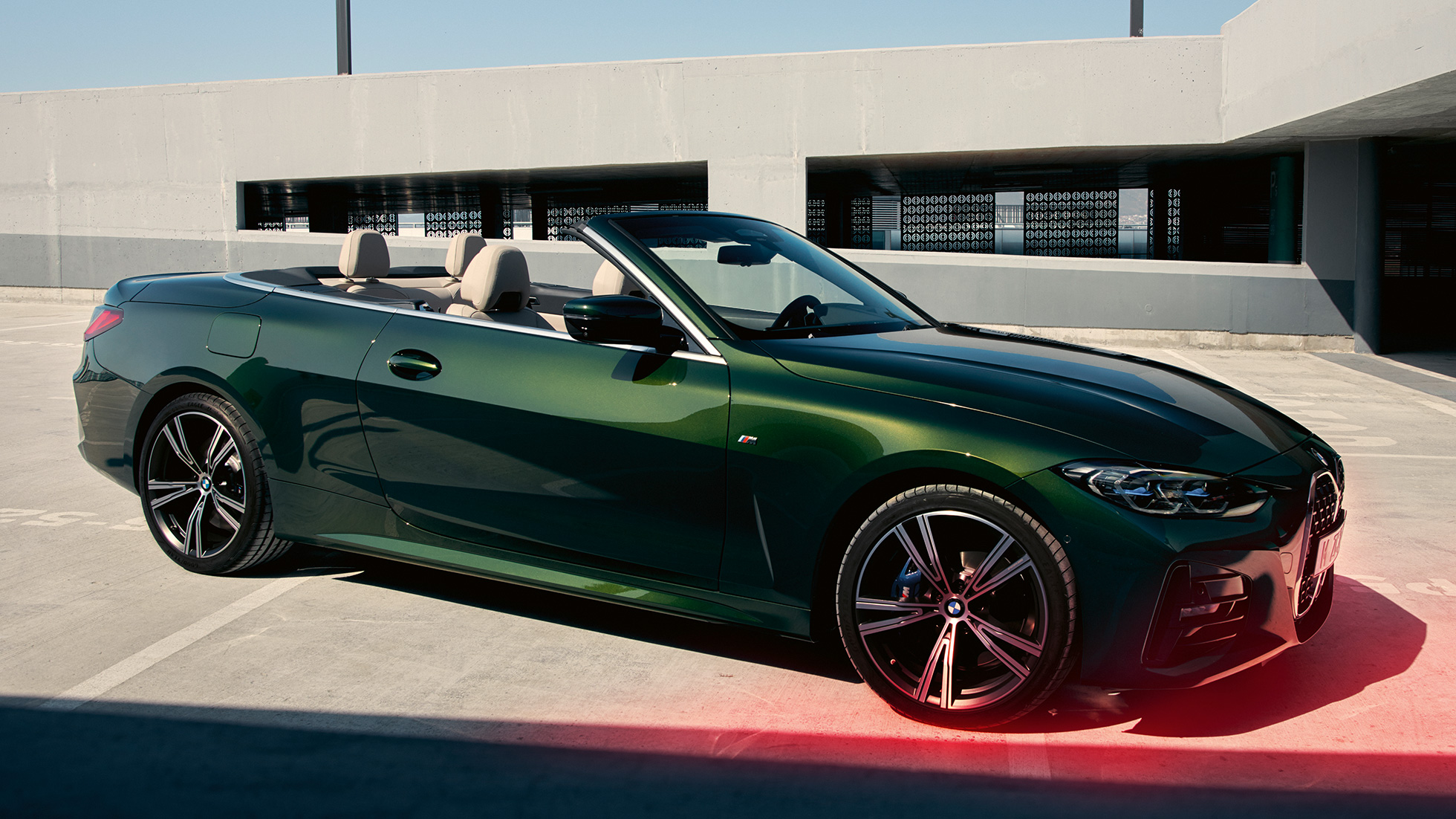 Pogled na masku hladnjaka BMW kabriolet serija 4 G23 2020 BMW kabriolet serija 4 G23 2020 Sanremo Green metalik pogled na masku hladnjaka