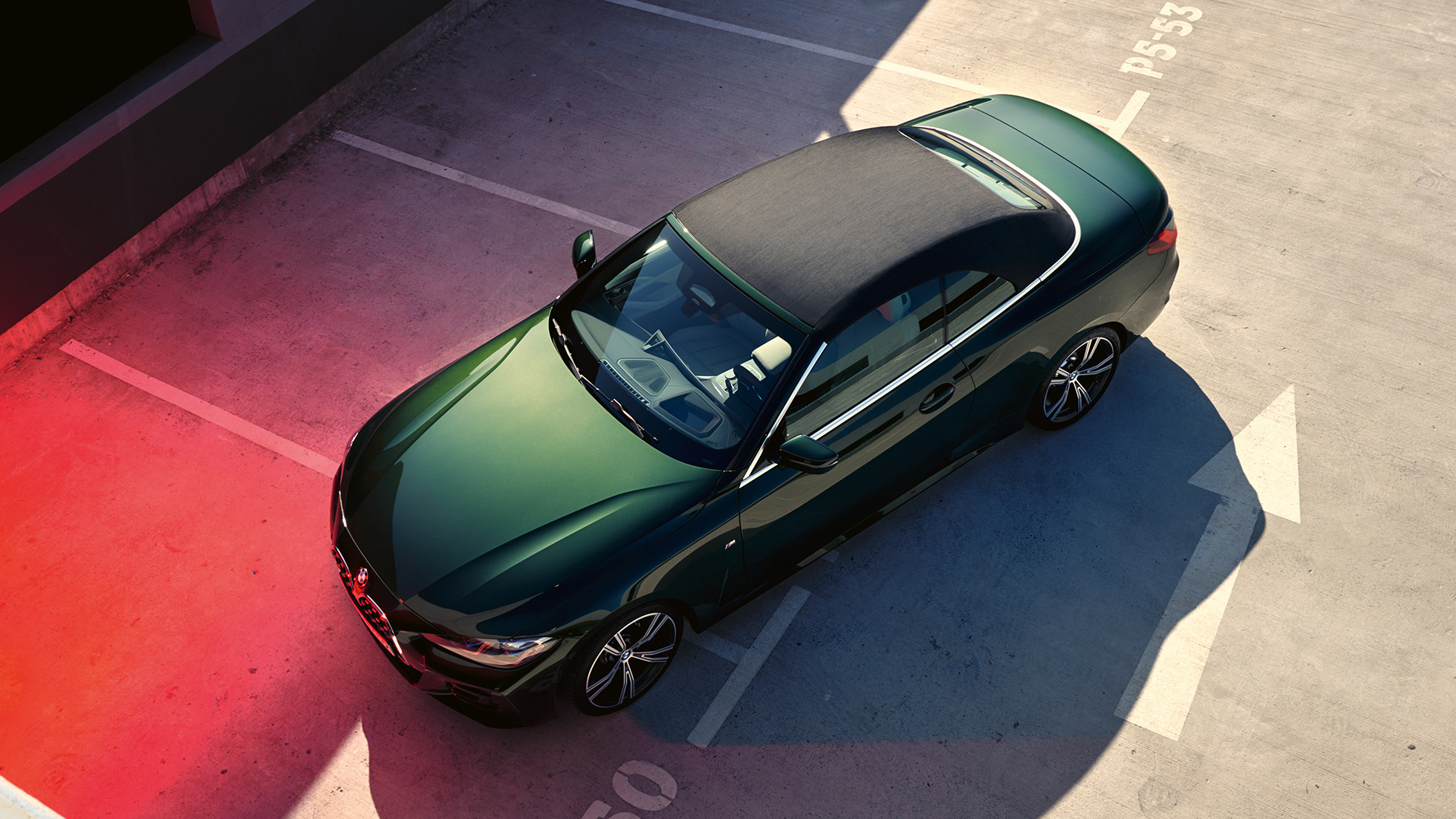Pogled odozgo na BMW kabriolet serije 4 G23 2020 BMW kabriolet serija 4 G23 2020 Sanremo Green metalik pogled odozgo