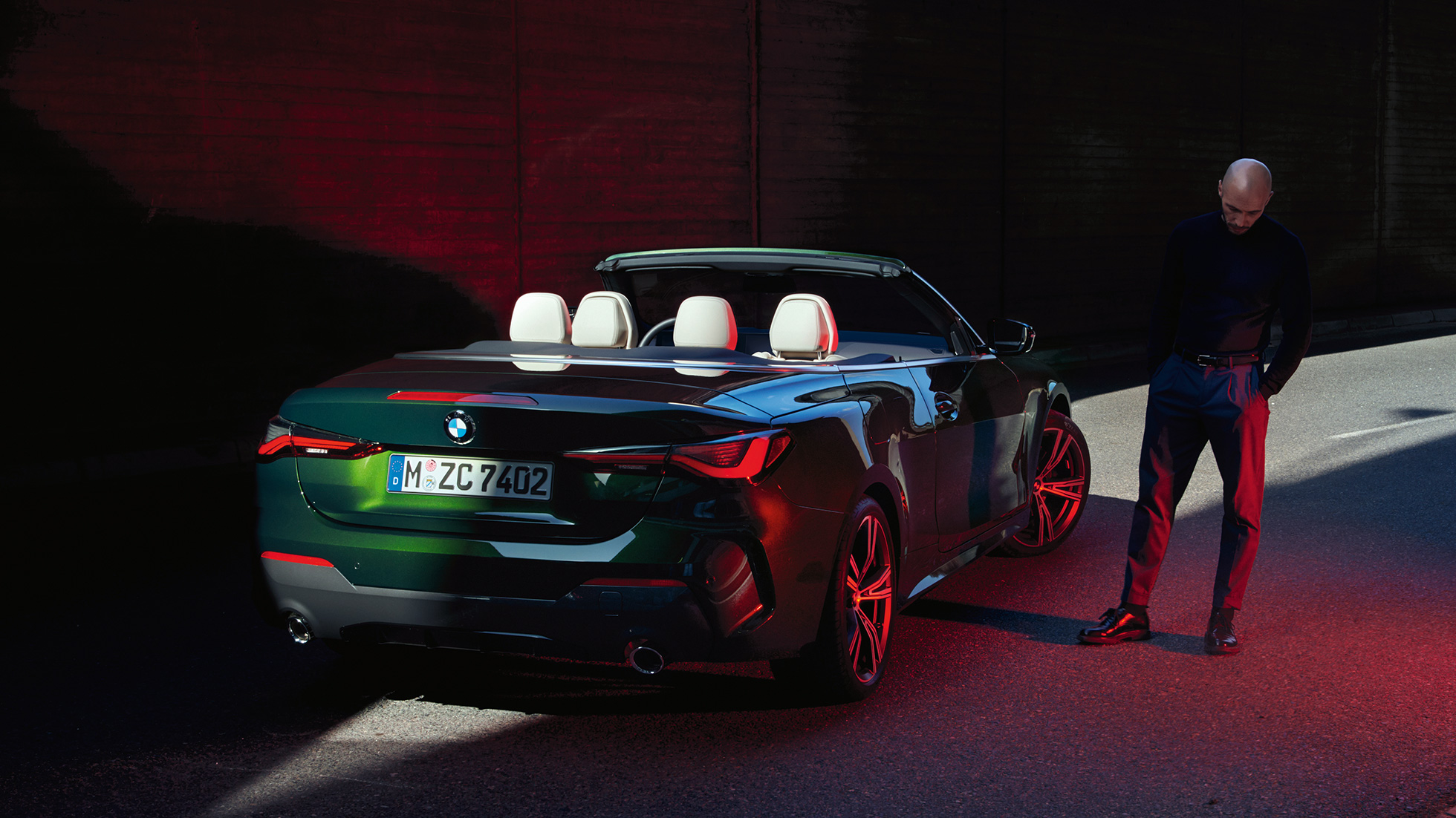 Pogled otpozadi na zadnja svetla BMW kabriolet serija 4 G23 2020 BMW kabriolet serija 4 G23 2020 Sanremo Green metalik pogled otpozadi na zadnja svetla