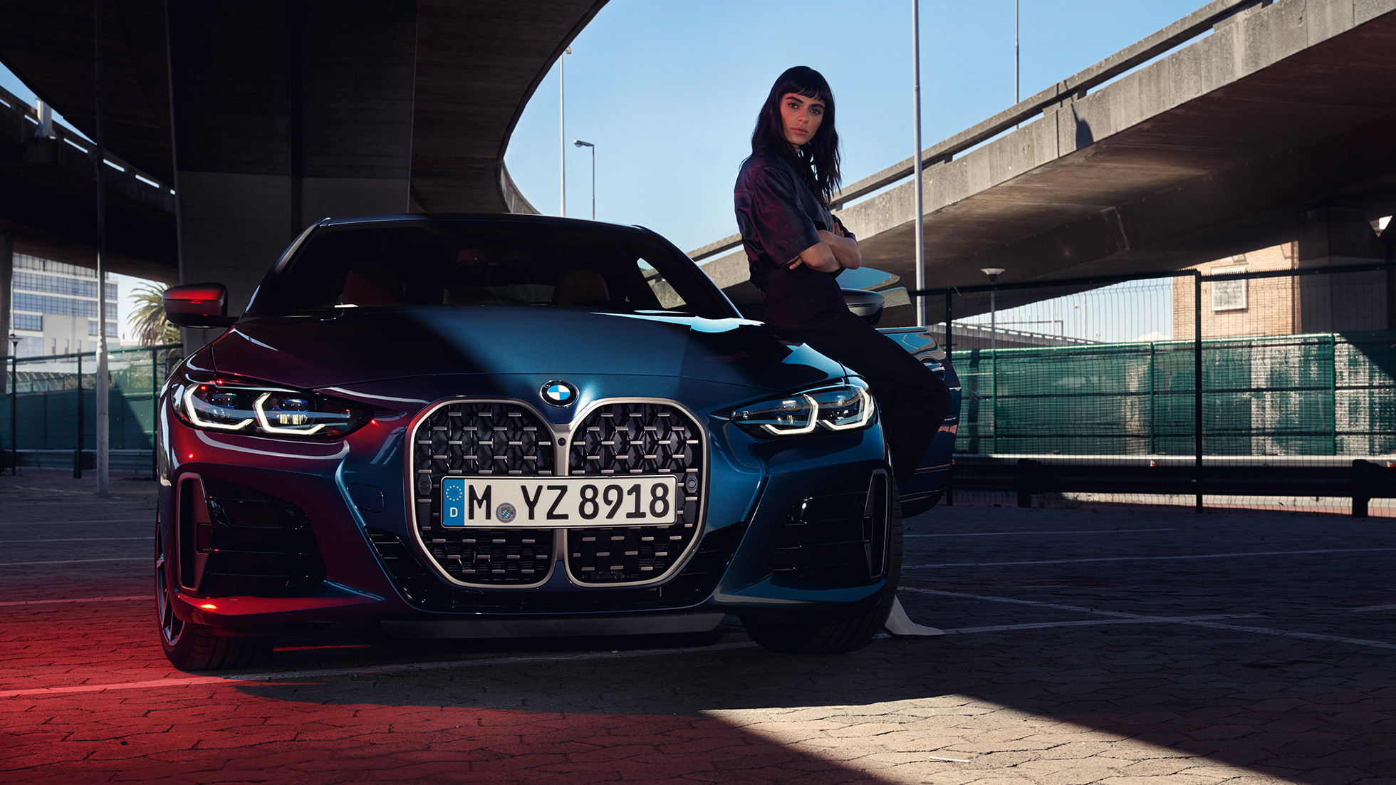 Pogled na dupli bubrežnjak i prednja svetla BMW kupe serija 4 G22 2020 BMW kupe serija 4 G22 Arctic Race plava metalik 2020 pogled na dupli bubrežnjak i prednja svetla