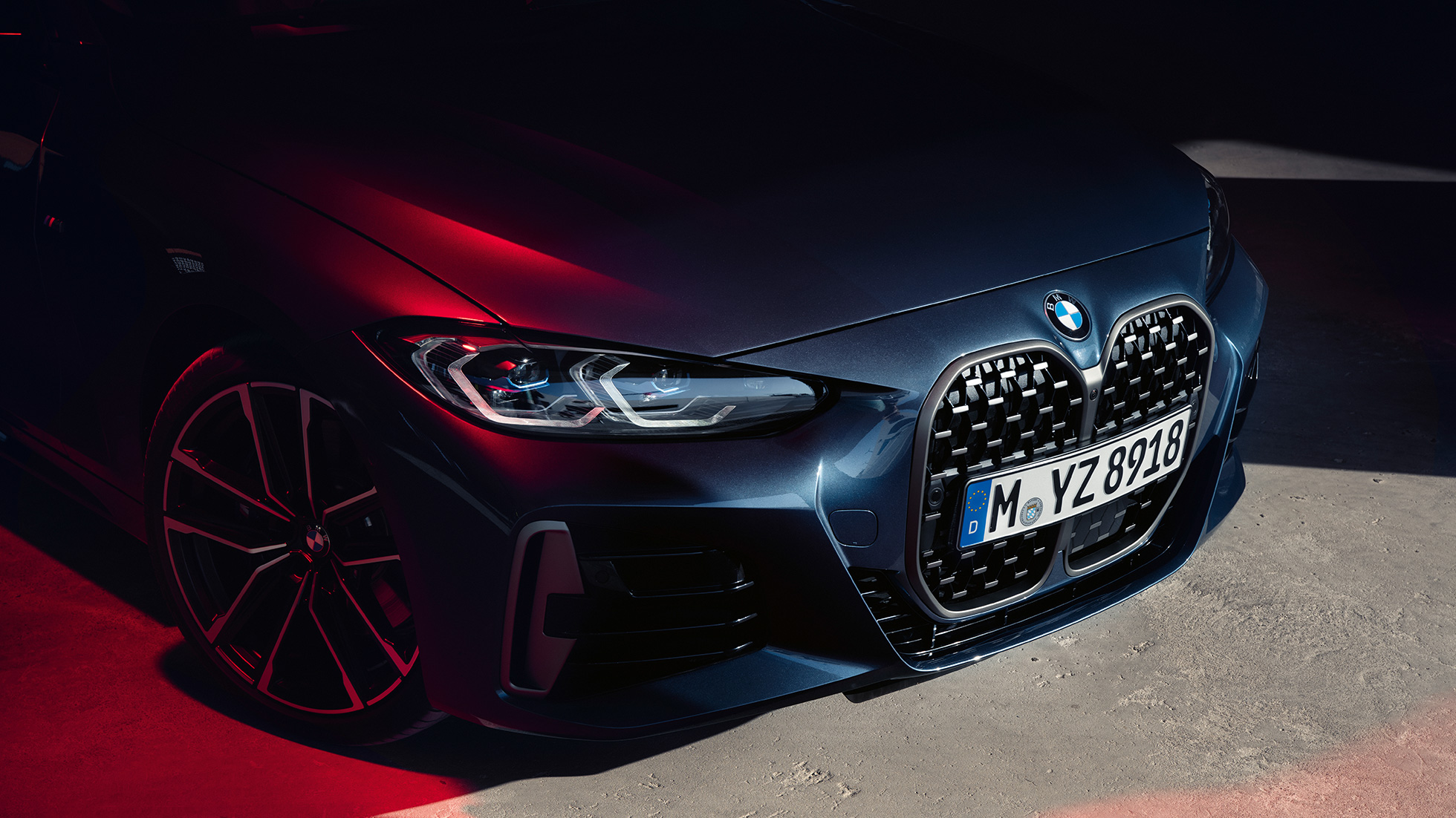 Pogled spreda na BMW dupli bubrežnjak BMW kupe serija 4 G22 2020 BMW kupe serija 4 G22 2020 Arctic Race plava metalik pogled spreda na BMW dupli bubrežnjak