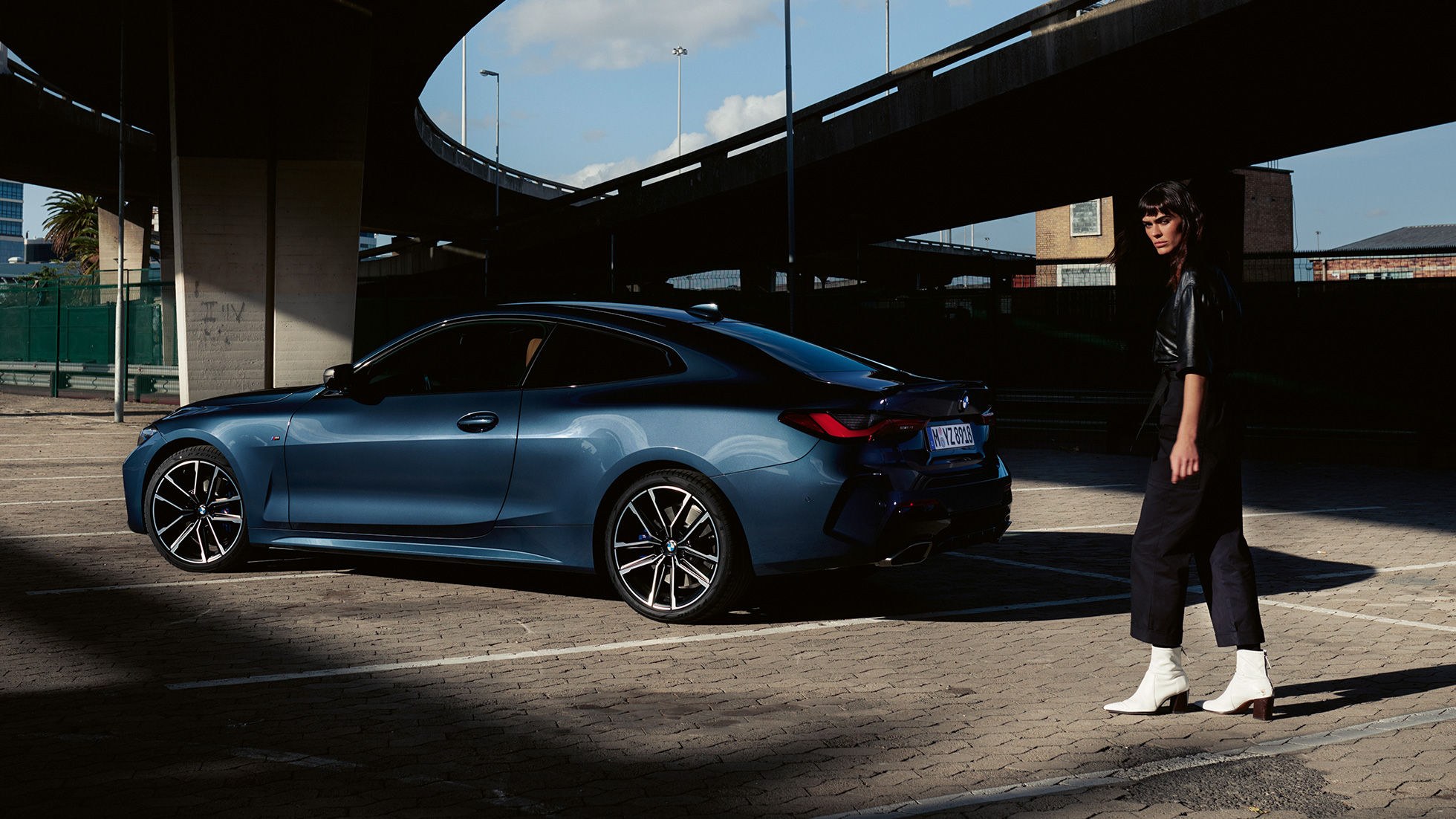 Pogled sa strane na liniju krova BMW kupe serije 4 G22 2020 BMW kupe serije 4 G22 Arctic Race plava metalik 2020 pogled sa strane na liniju krova