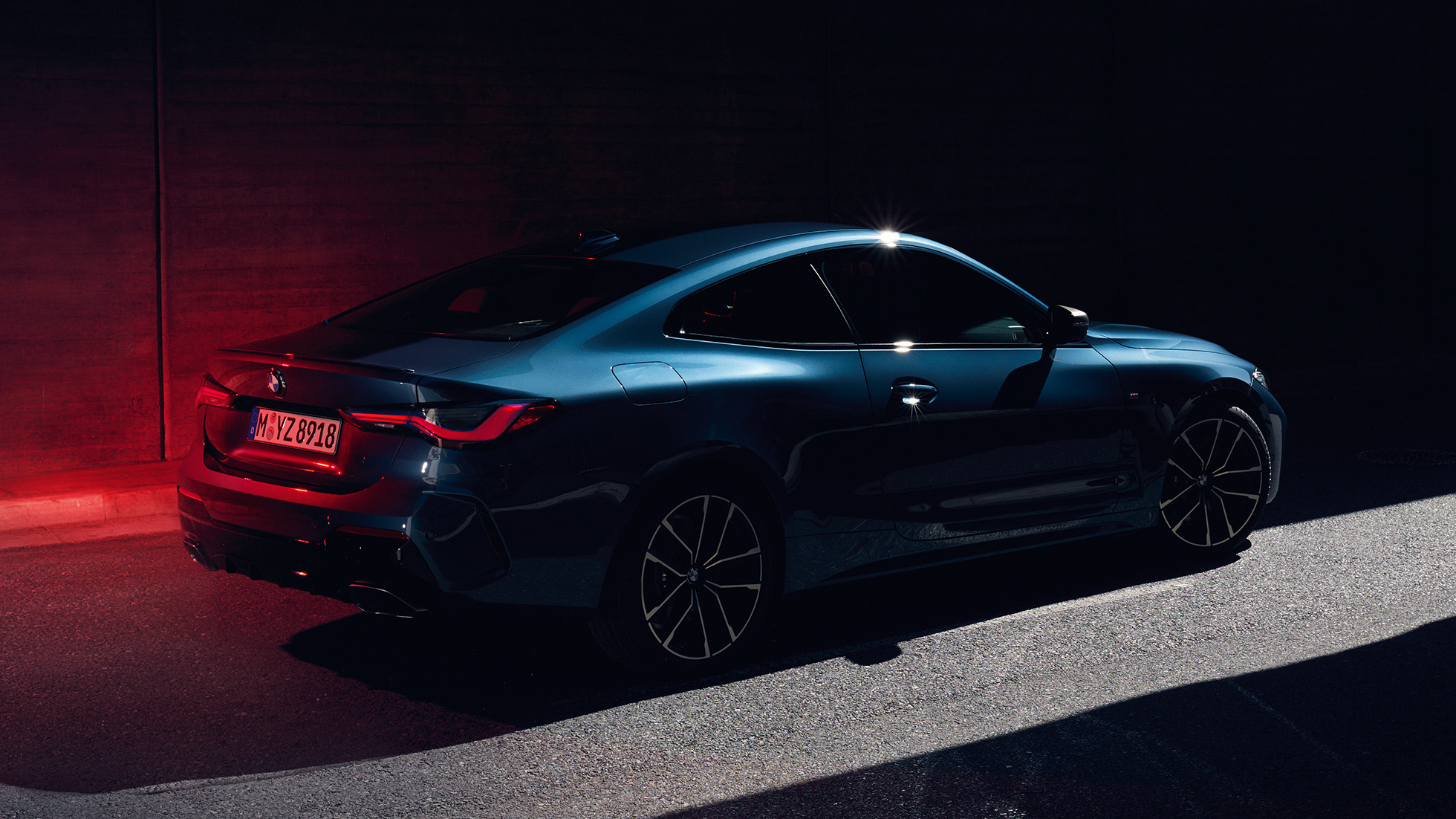Pogled na zadnji deo krova i Hofmajsterovu peraju BMW kupe serija 4 G22 2020 BMW kupe serija 4 G22 2020 Arctic Race Blue metalik pogled na zadnji deo krova i Hofmajsterovu perajicu