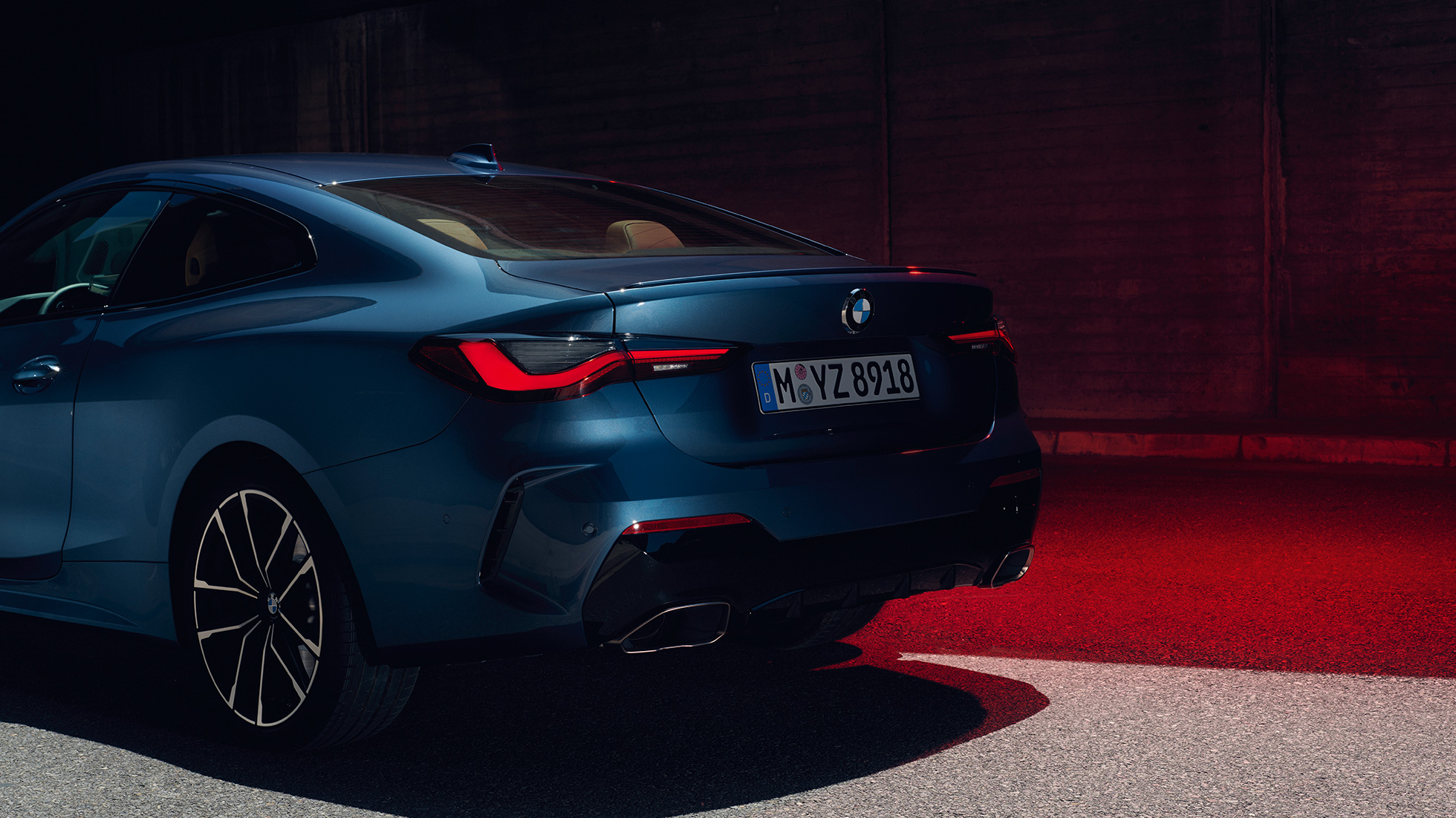 Pogled na izduvne cevi BMW kupe serije 4 G22 2020 BMW kupe serije 4 G22 2020 Arctic Race plava metalik pogled na izduvne cevi