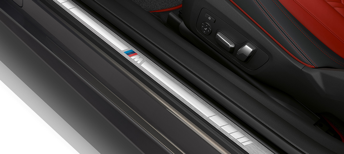 Lajsna na pragu BMW kupe serija 4 Individual G22 2020 kabina Lajsna na pragu sa oznakom BMW Individual BMW kupe serija 4 G22 2020 kabina