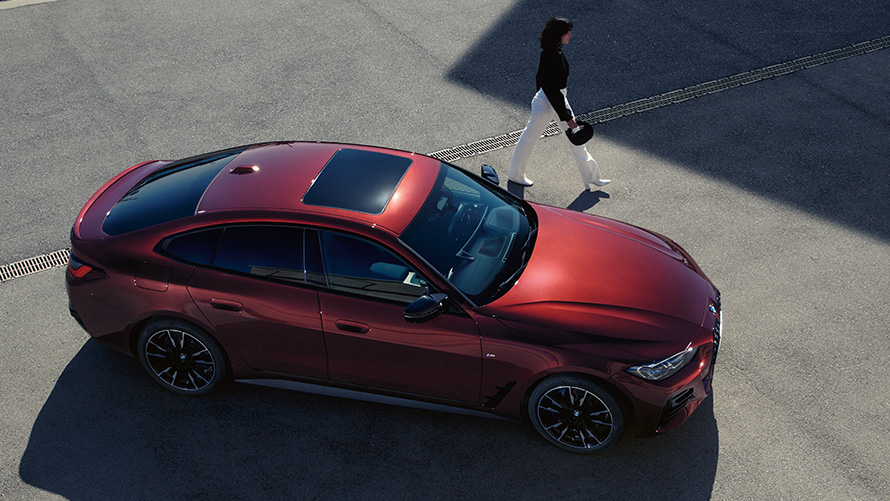 BMW Serija 4 Gran Kupe G26 BMW Individual Aventurin crvena metalik boja, prikaz iz ptičje perspektive BMW Serija 4 Gran Kupe G26 BMW Individual Aventurin crvena metalik boja, prikaz iz ptičje perspektive