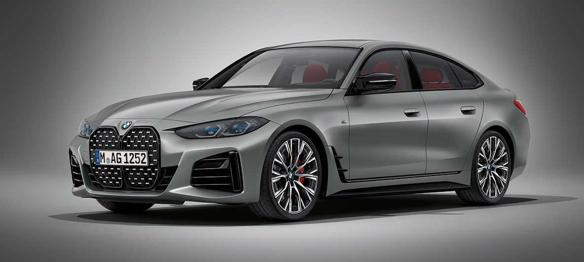 BMW Serija 4 Gran kupe G26 2021 BMW Individual Frozen Pure siva metalik boja BMW Serija 4 Gran kupe G26 BMW Individual Frozen Pure siva metalik boja tročetvrtinski prednji prikaz parkiranog vozila
