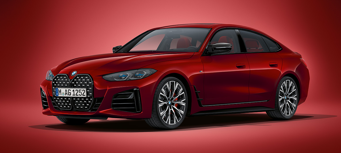 BMW Serija 4 Gran kupe G26 2021 BMW Individual Aventurin crvena metalik boja BMW Serija 4 Gran kupe G26 2021 BMW Individual Aventurin crvena metalik boja tročetvrtinski prednji prikaz parkiranog vozila