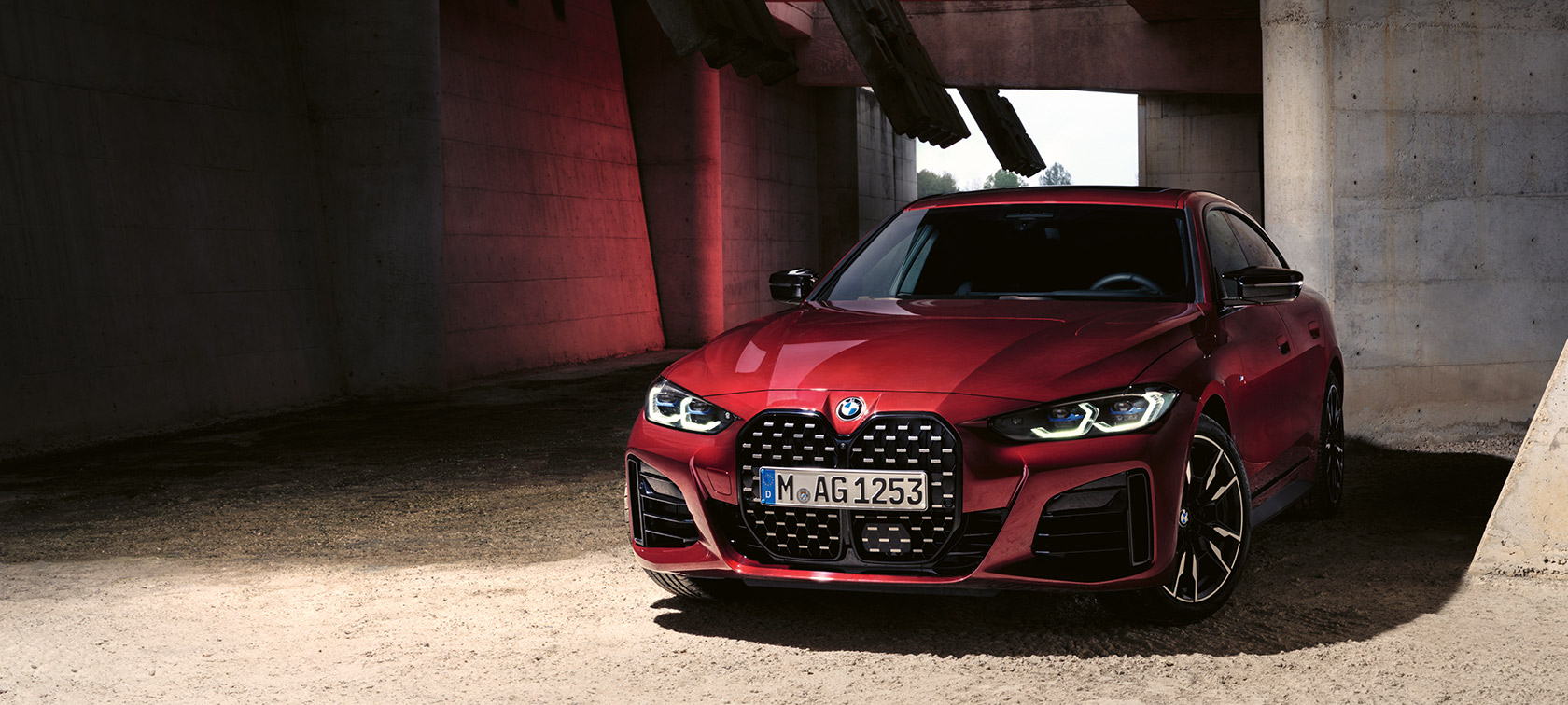 BMW Serija 4 Gran kupe G26 BMW Individual Aventurin crvena metalik boja tročetvrtinski prednji prikaz