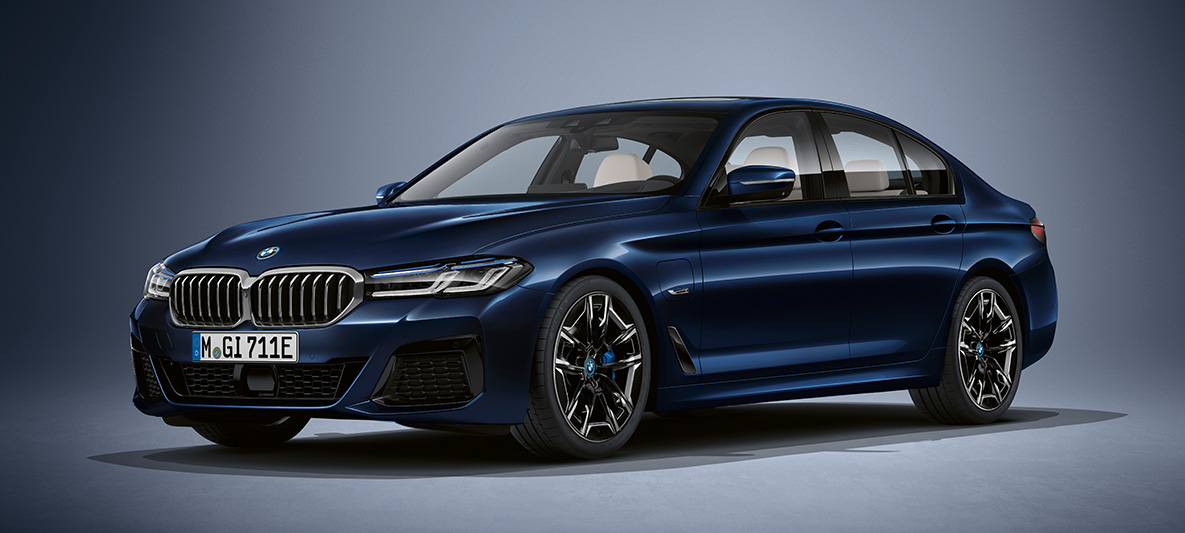 Individual boja BMW Serija 5 Sedan G30 BMW Serija 5 Sedan Individual G30 fejslift 2020 pogled na prednji deo stoji