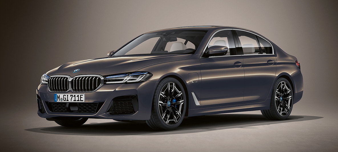 Individual boja BMW Serija 5 Sedan G30 BMW Serija 5 Sedan Individual G30 fejslift 2020 pogled na prednji deo stoji