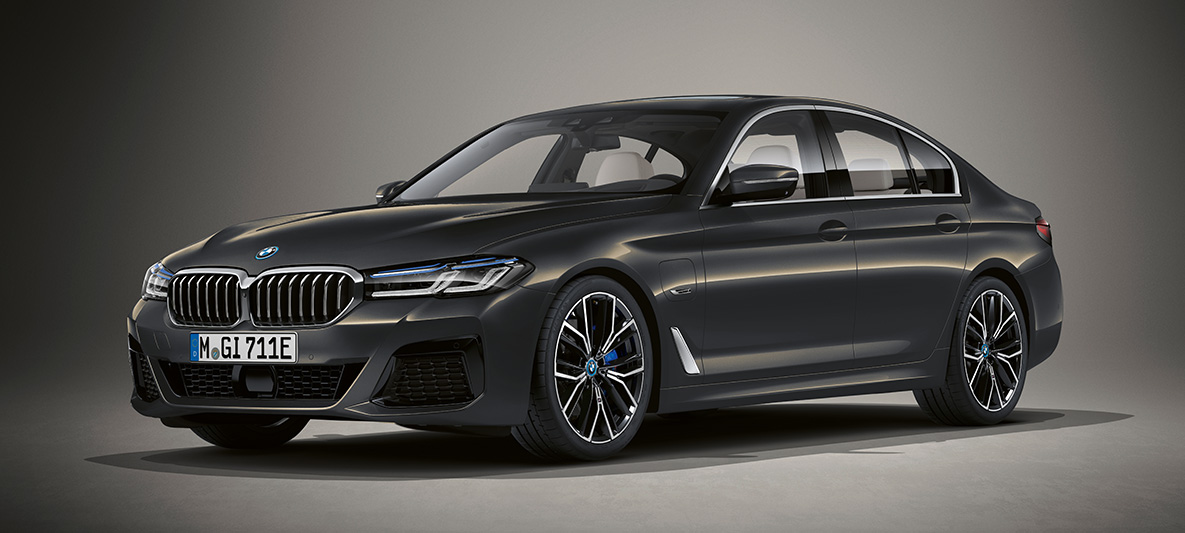 Individual boja BMW Serija 5 Sedan G30 BMW Serija 5 Sedan Individual G30 fejslift 2020 pogled na prednji deo stoji
