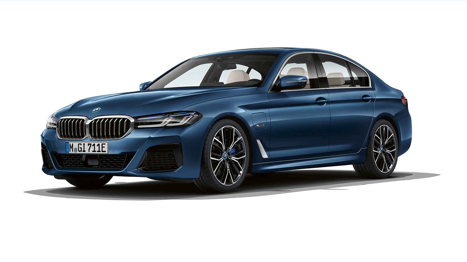 BMW Serija 5 Sedan G30 Plug-in hibrid M sport paket prednji deo BMW Serija 5 Sedan 520 xDrive G30 2020 M Sport paket u Alpine White pogled na prednji deo
