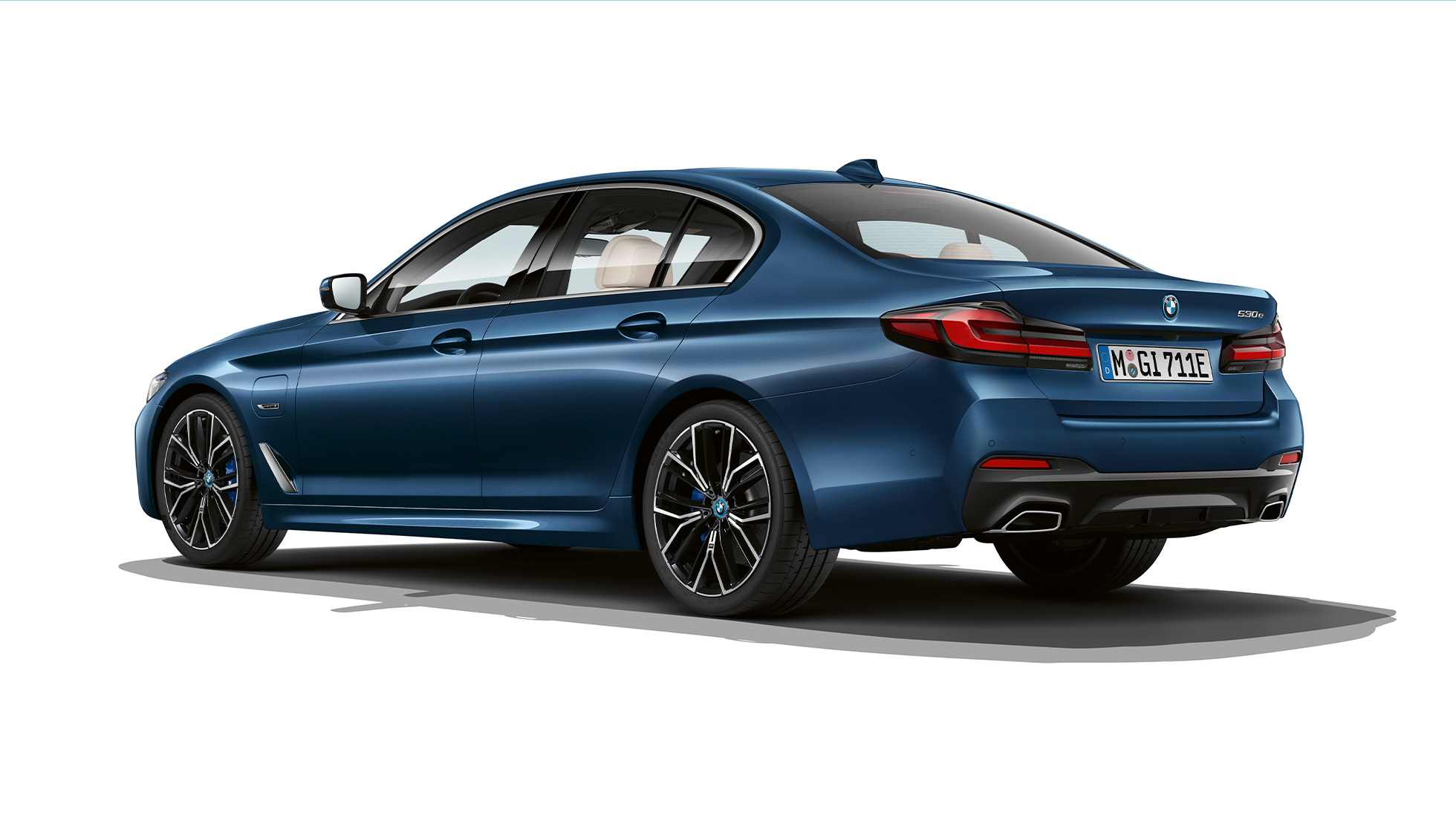 BMW Serija 5 Sedan G30 Plug-in hibrid M Sport paket zadnji deo BMW Serija 5 Sedan 520d xDrvie G30 2020 M Sport paket u Alpina White pogled na zadnji deo