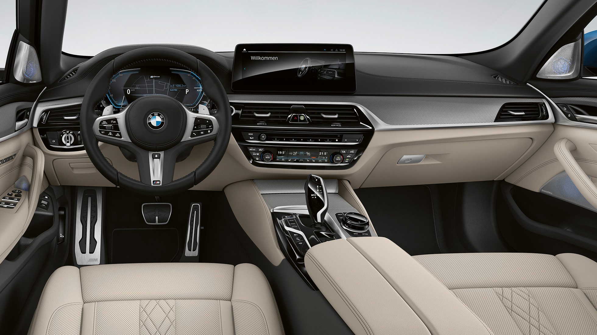 Unutrašnjost BMW Serija 5 Sedan Plug-in hibrid G30 M Sport paket Unutrašnjost BMW Serija 5 Sedan 520d xDrive G30 2020 M Sport paket crna koža ‘Dakota’ sa plavim kontrast šavovima.