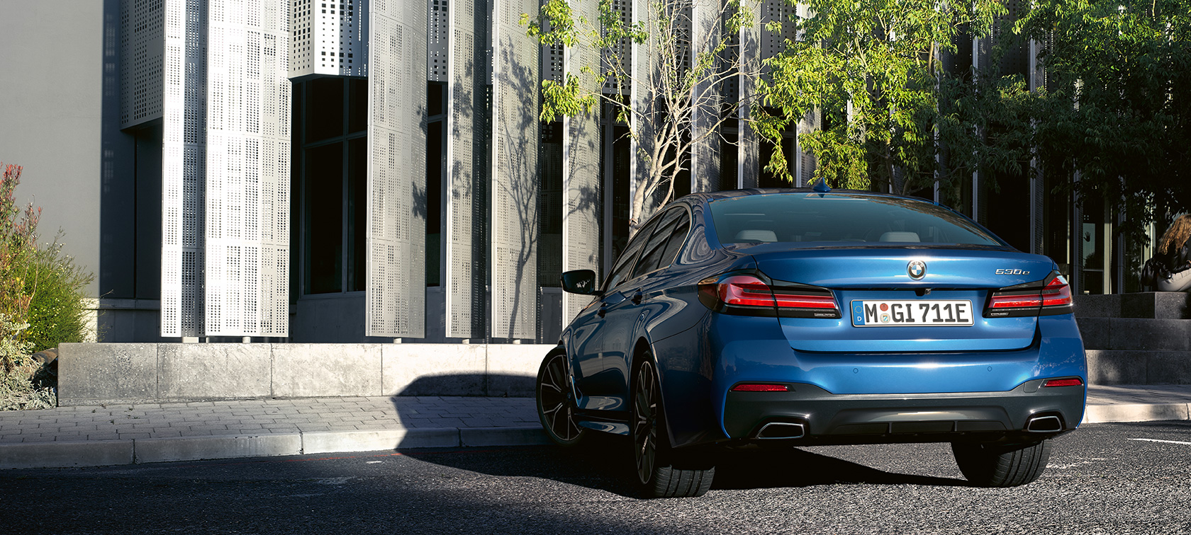 BMW Serija 5 Sedan stoji BMW Serija 5 Sedan G30 Fejslift 2020 Phytonic Blue pogled na zadnji deo stoji