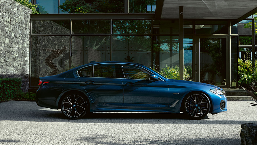 Spoljašnjosti BMW Serija 5 Limuzina G30 BMW Serija 5 Limuzina G30 Facelift 2020 Phytonic plave boje bočni prikaz parkiranog vozila