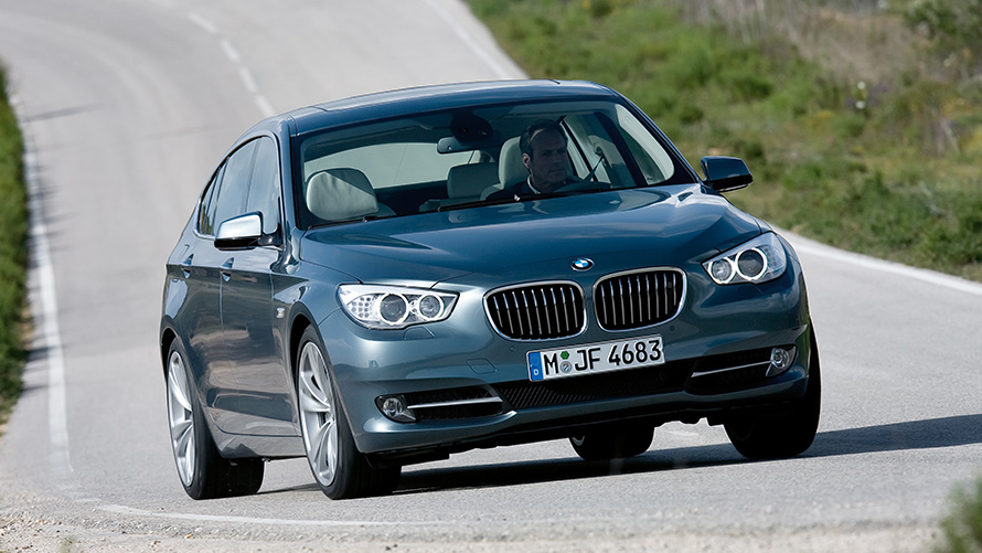 BMW Serije 5 Gran Turismo (F07) tročetvrtinski prednji prikaz vozila u toku vožnje BMW Serije 5 Gran Turismo (F07) tročetvrtinski prednji prikaz vozila u toku vožnje